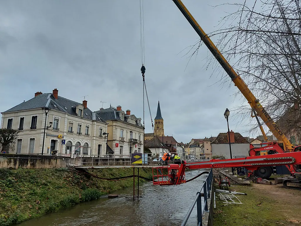 Grue mobile disponible au Creusot