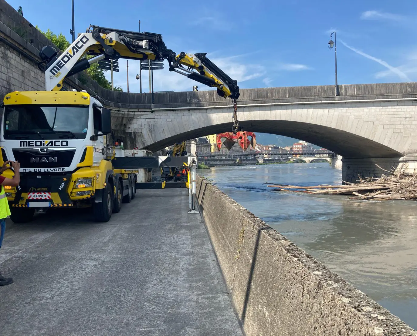 Location camion bras à Grenoble