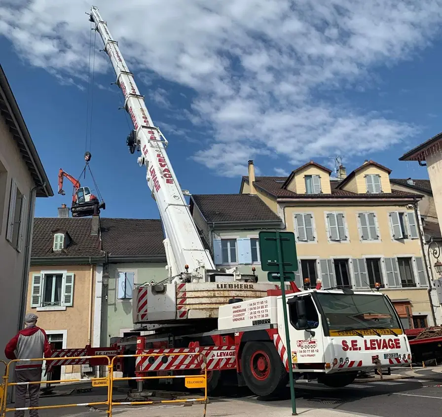 Levage avec la Liebherr LTM 1220 sur le commune de Gex