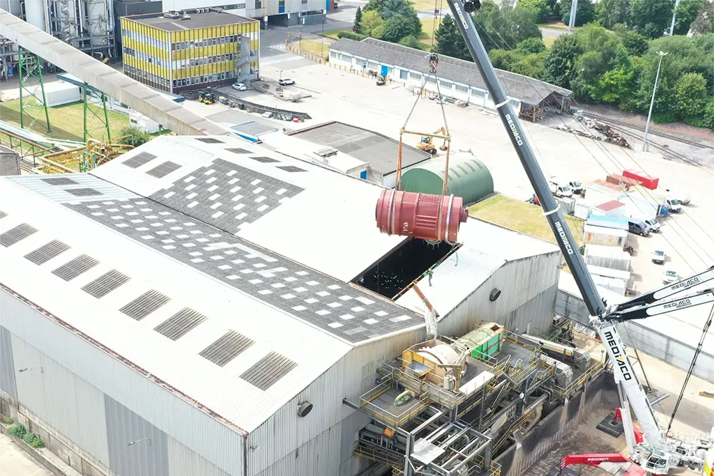 Intervention de la Liebherr LTM 1750 au lavoir de Boiry pour une opération de levage