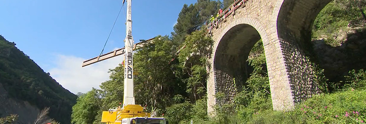 Opération de levage et de transport dans la vallée de la Roya.