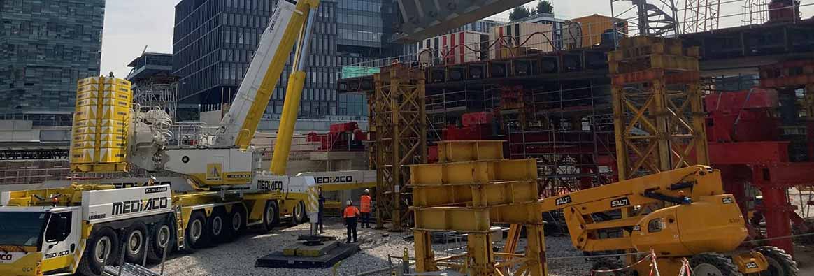 Chantier Pont de la Salpêtrière avec un camion grue